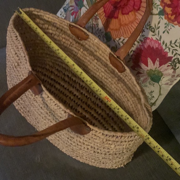 Large Straw Bag W/ Leather Handles - Picture 4 of 11